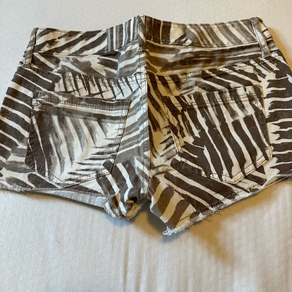 Express pattern shorts - Picture 2 of 4